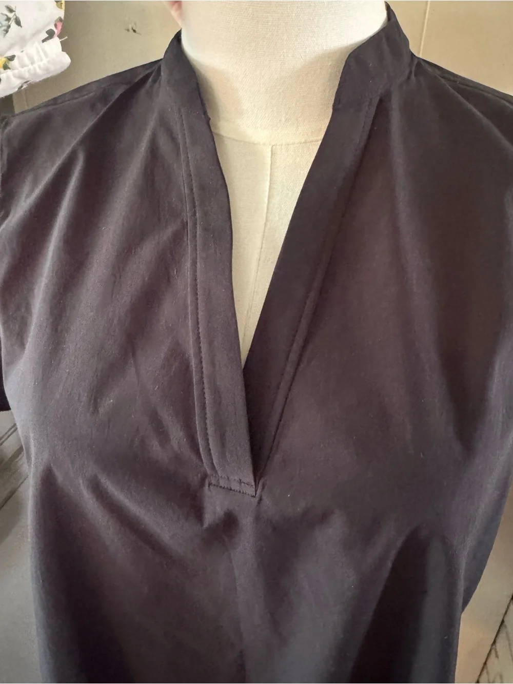 Athleta Black Short Sleeve V-Notch Pullover Top. Size XXS